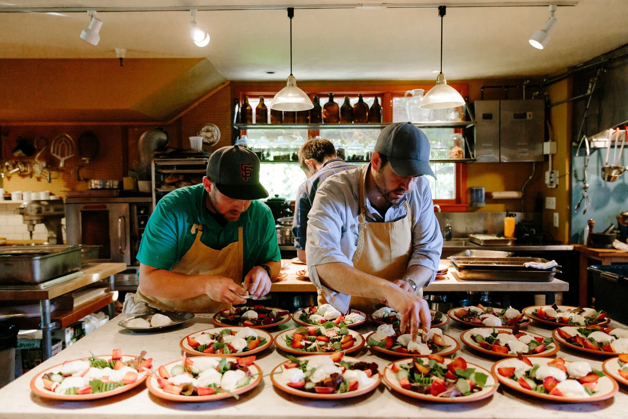 九色视频专业厨师团队在厨房中精心准备美食